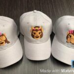 gorras-personalizadas-los-monos-bodadas-768x575